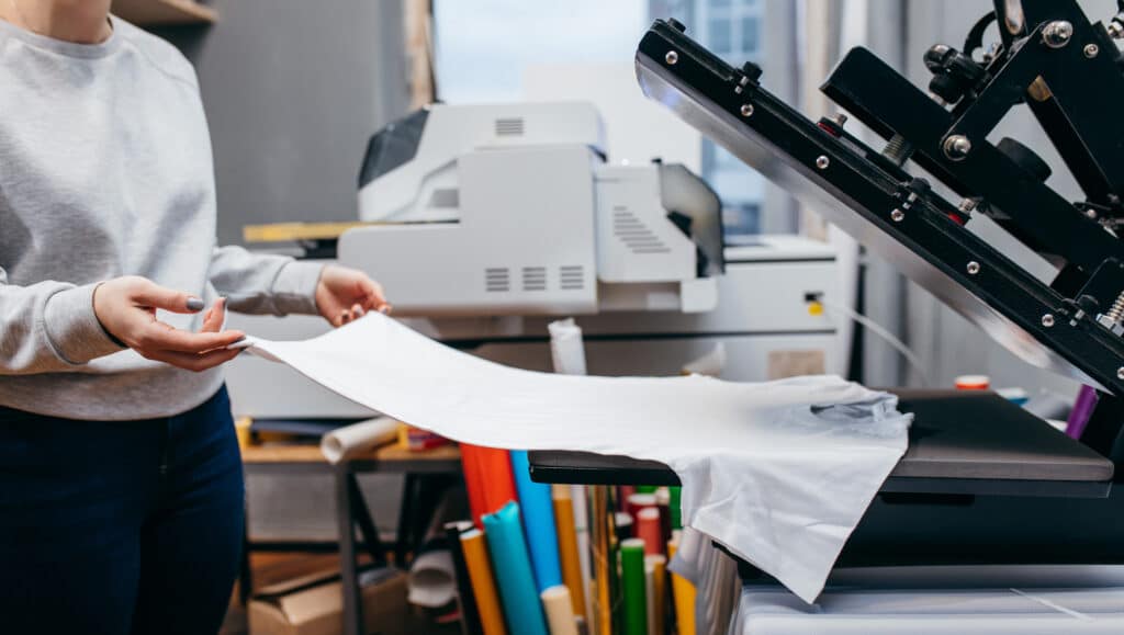 Presse thermique de bureau pour marquage d'un logo/visuel sur un tee-shirt blanc classique