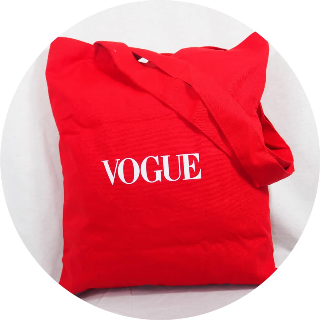 Tote-bag/sac de plage rouge VOGUE imprimé avec une technique de marquage par sérigraphie 1 couleur